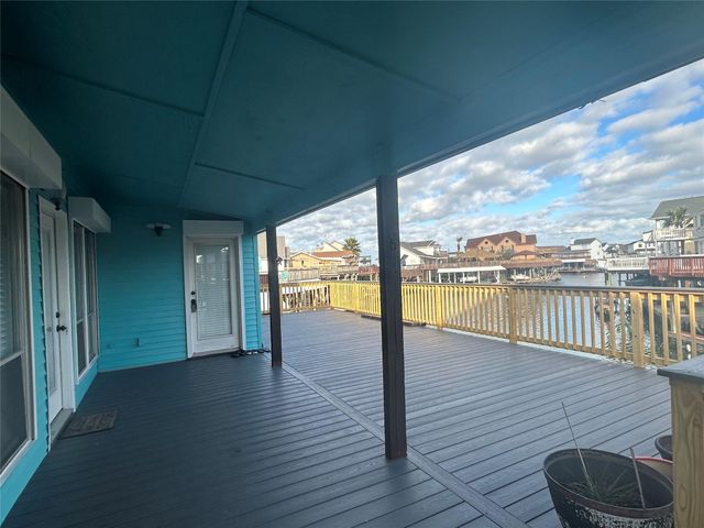 306 Isles End Road, Tiki Island, TX 77554