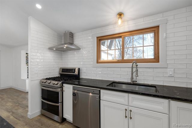 9048 Brookline Avenue, Plymouth, MI 48170