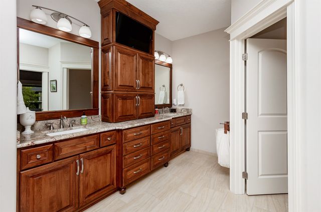 15501 Plum Drive, Urbandale, IA 50323