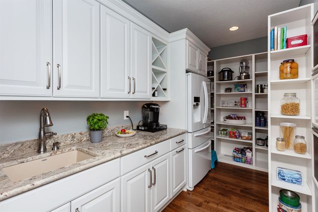 15501 Plum Drive, Urbandale, IA 50323