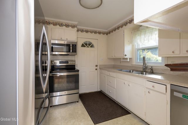 18 Richland Drive, Glenville, NY 12302