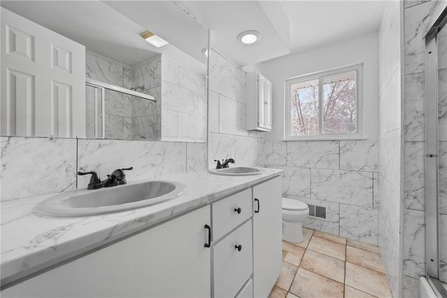 12 Vollmer Parkway, Henrietta, NY 14623