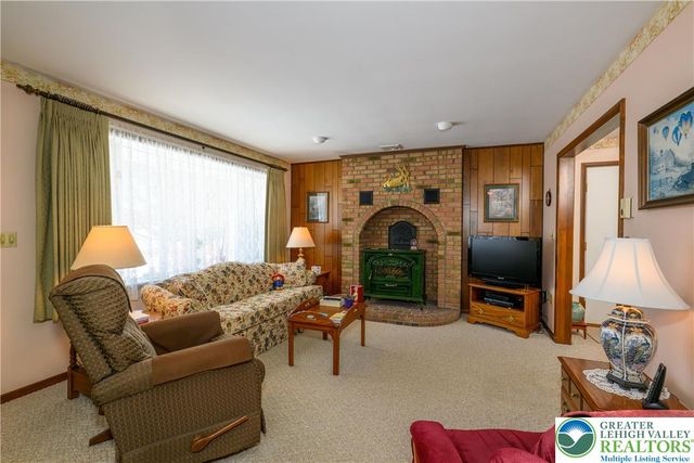 322 Walnut Drive, Lehigh Twp, PA 18067