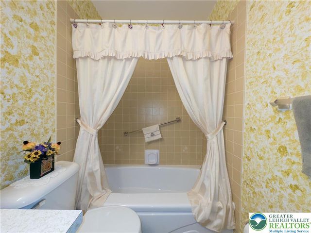 322 Walnut Drive, Lehigh Twp, PA 18067