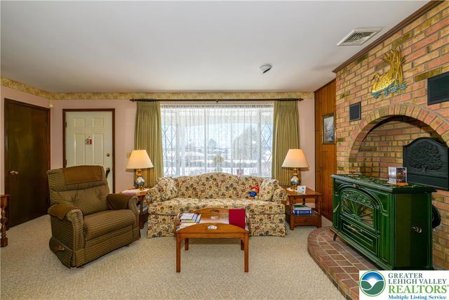 322 Walnut Drive, Lehigh Twp, PA 18067