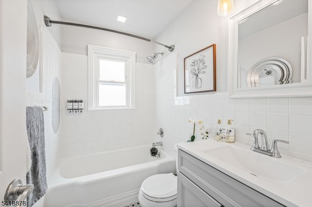 183 Ames Ave, Bergenfield Boro, NJ 07621