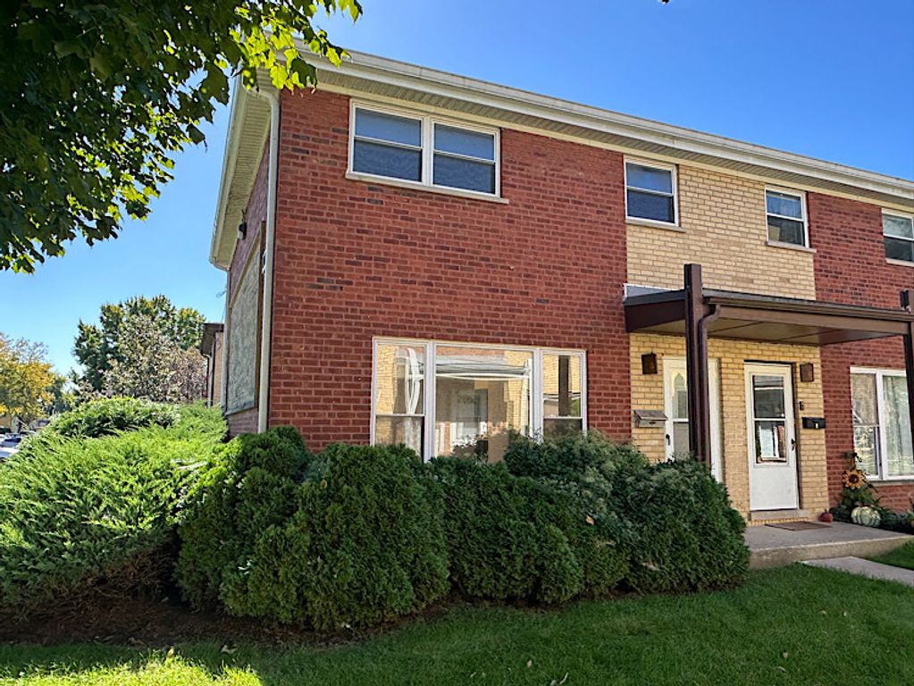 218 Linn Court A, North Aurora, IL 60542