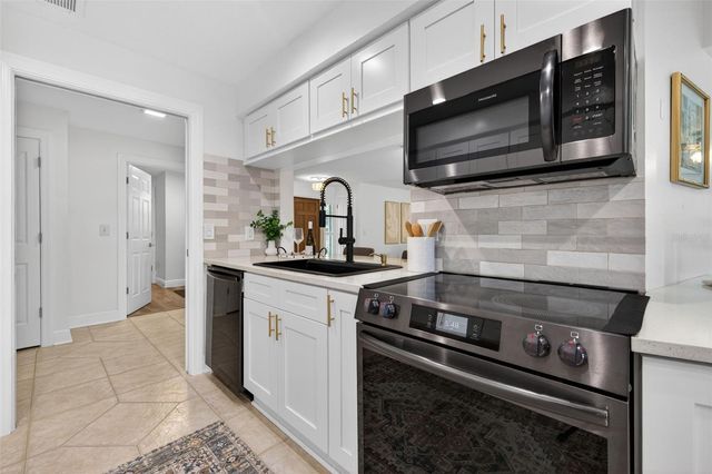 1022 EDEN ISLE DRIVE NE, St Petersburg, FL 33704