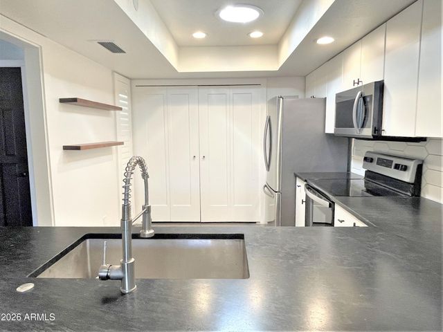 8 W Griswold Road, Phoenix, AZ 85021