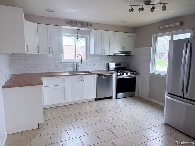 1128 Connie Avenue, Madison Heights, MI 48071