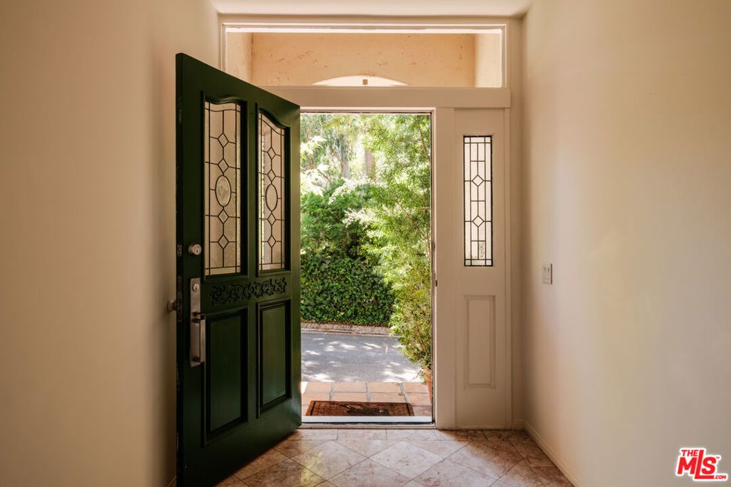 10055 Reevesbury Drive, Beverly Hills, CA 90210 — photo 4
