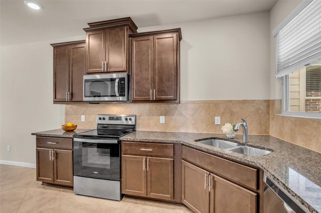 2923 Whitman Drive, Montgomery, TX 77356