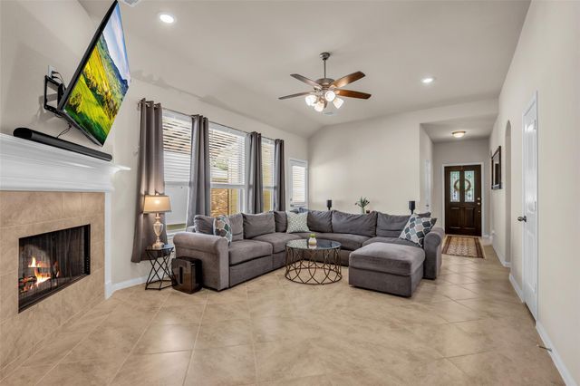 2923 Whitman Drive, Montgomery, TX 77356