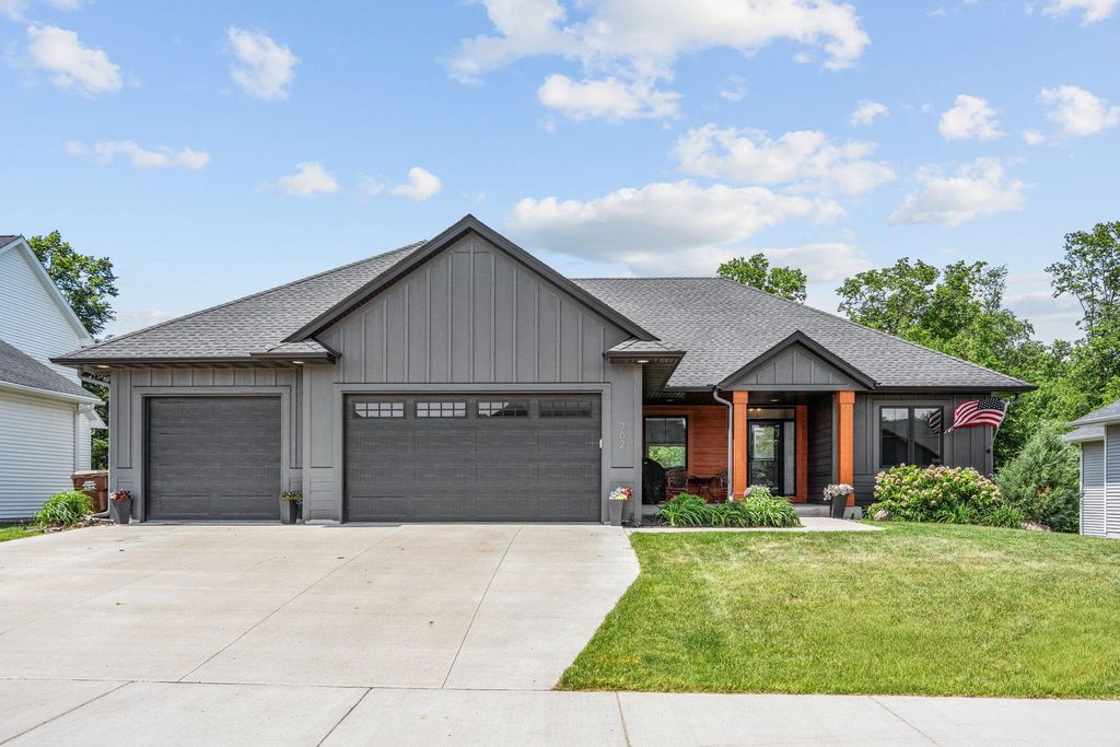 702 Eastland Avenue SE, New Prague, MN 56071