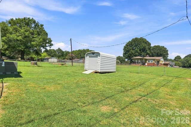 411 E Tennessee Avenue, Bessemer City, NC 28016