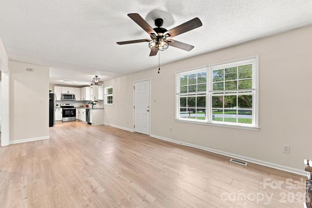 411 E Tennessee Avenue, Bessemer City, NC 28016