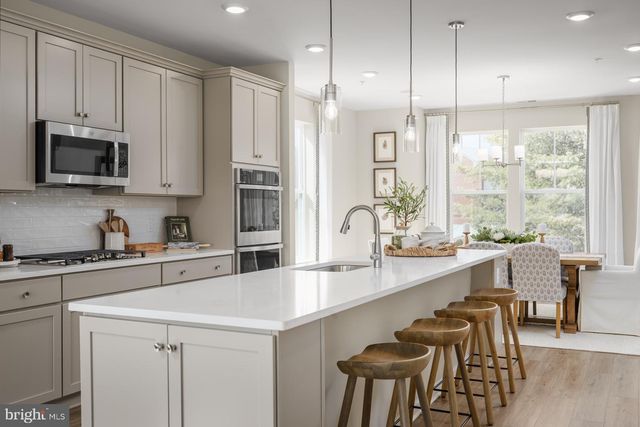 19574 VILLAGE WALK DR, Montgomery Village, MD 20886