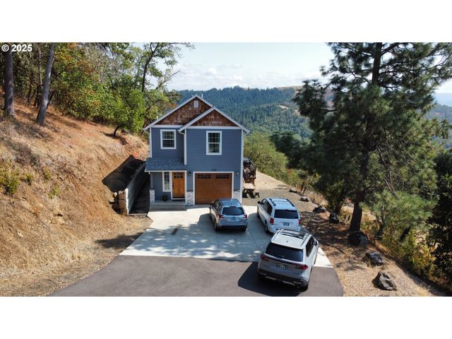 125 EAGLE Dr, Roseburg, OR 97471