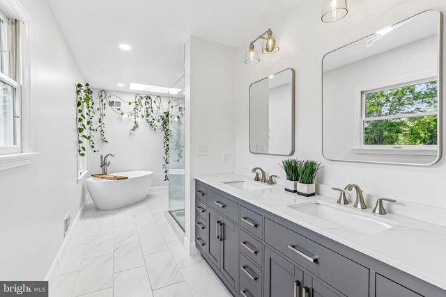 13 COVENTRY LN, Hopewell, NJ 08525