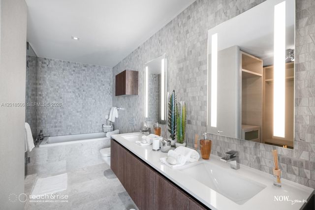 88 SW 7th St 2406, Miami, FL 33130