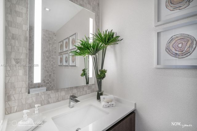 88 SW 7th St 2406, Miami, FL 33130