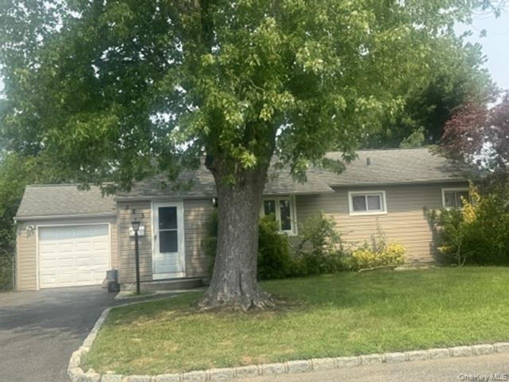 325 Glynn Street, North Babylon, NY 11703 — exterior