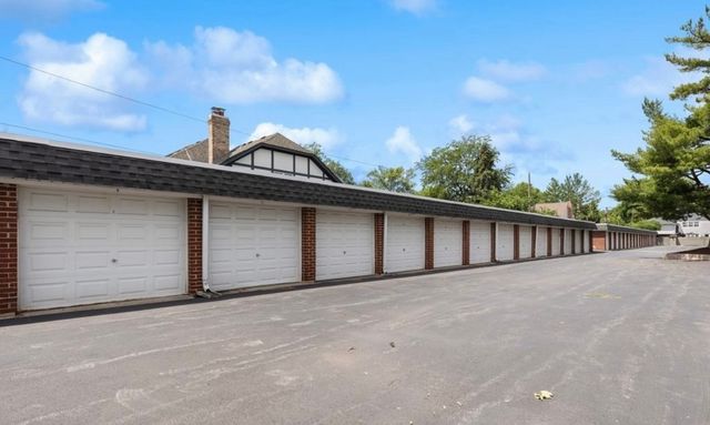 5731 Sutton Place, Hinsdale, IL 60521