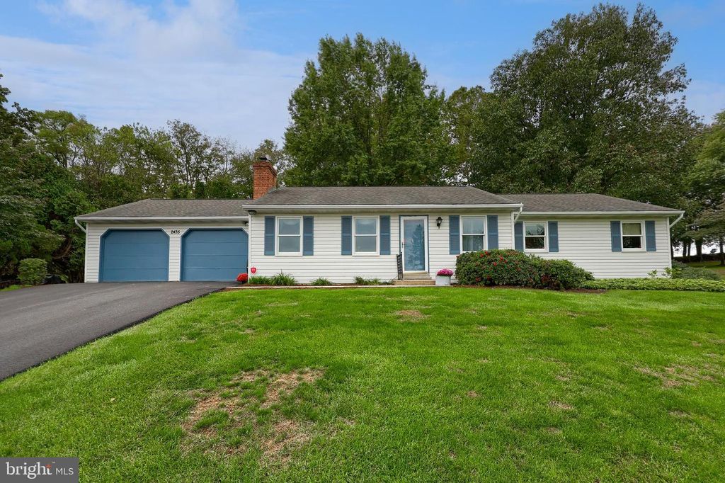 2435 HONEYSUCKLE LN, Lancaster, PA 17603
