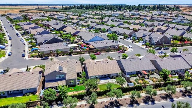 347 Maclure Avenue W, Madera, CA 93636