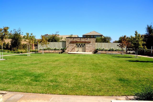 347 Maclure Avenue W, Madera, CA 93636