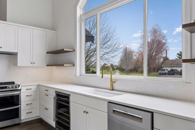 901 Mendakota Court, Mendota Heights, MN 55120