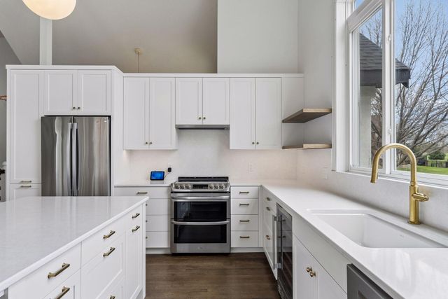 901 Mendakota Court, Mendota Heights, MN 55120