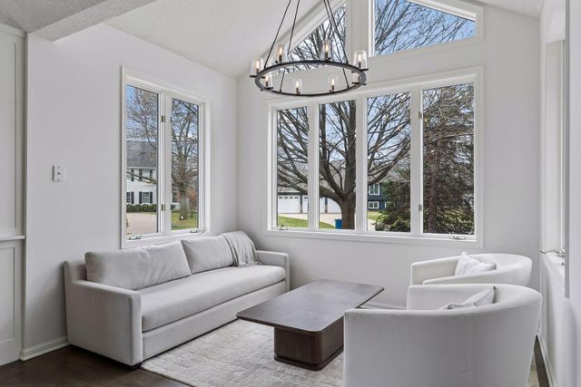 901 Mendakota Court, Mendota Heights, MN 55120