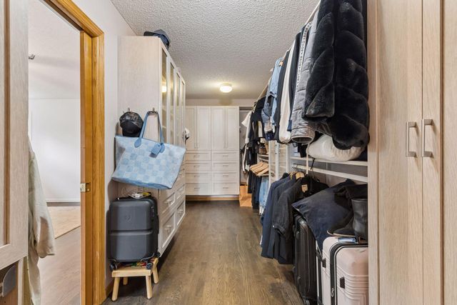 901 Mendakota Court, Mendota Heights, MN 55120