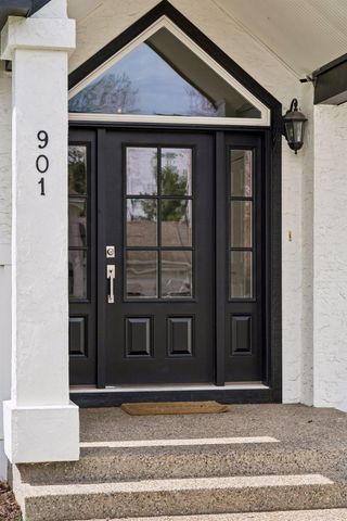 901 Mendakota Court, Mendota Heights, MN 55120