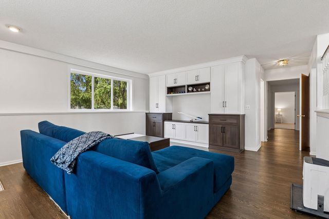 901 Mendakota Court, Mendota Heights, MN 55120