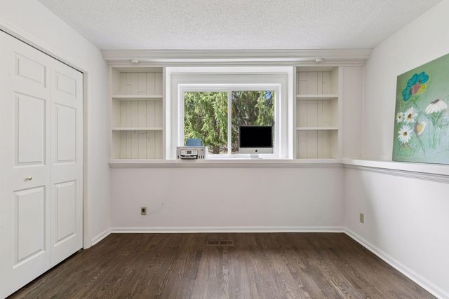 901 Mendakota Court, Mendota Heights, MN 55120