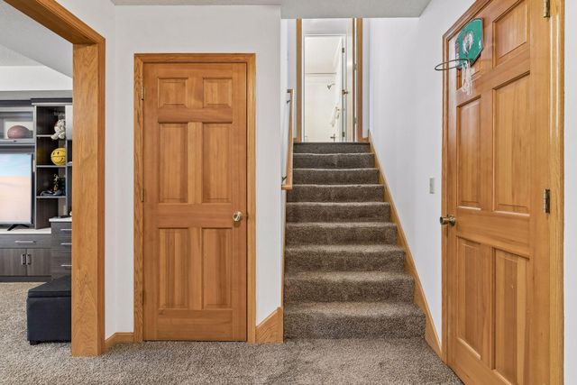 901 Mendakota Court, Mendota Heights, MN 55120