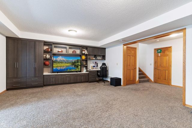 901 Mendakota Court, Mendota Heights, MN 55120