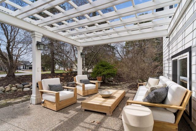 901 Mendakota Court, Mendota Heights, MN 55120