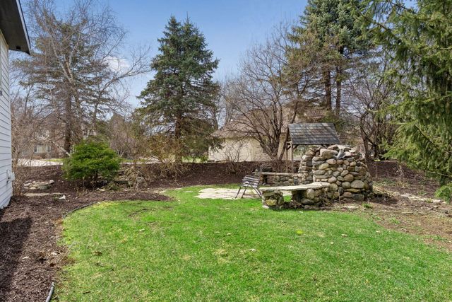 901 Mendakota Court, Mendota Heights, MN 55120