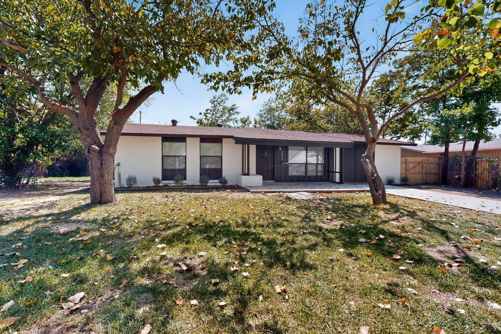 2412 Northshore Drive, Carrollton, TX 75006