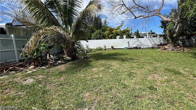 5374 Warren ST, Naples, FL 34113