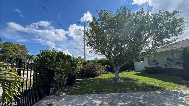 5374 Warren ST, Naples, FL 34113