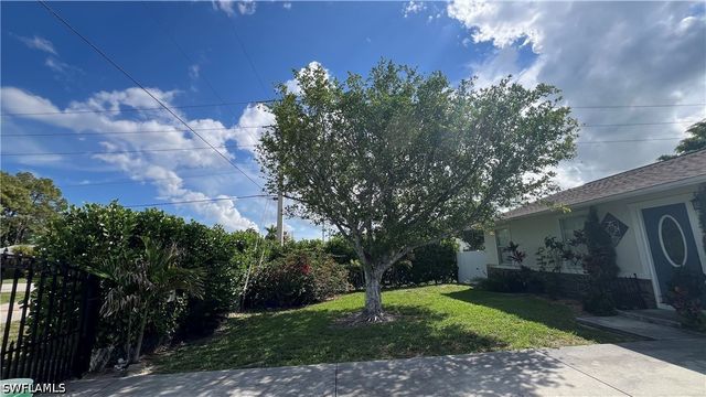 5374 Warren ST, Naples, FL 34113