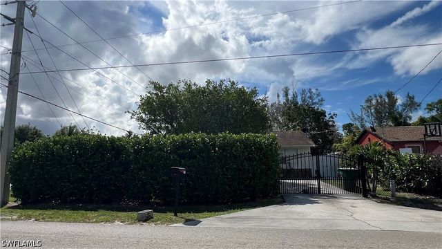 5374 Warren ST, Naples, FL 34113