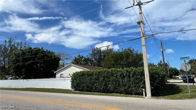 5374 Warren ST, Naples, FL 34113