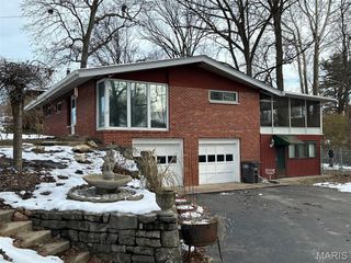 801 Stamper Lane, Godfrey, IL 62035