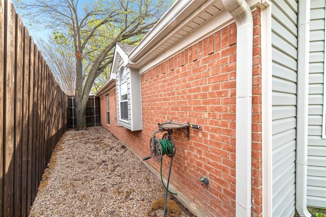 703 Turnstone Drive, Arlington, TX 76018