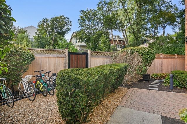 1 Aberdeen Way 102, Cambridge, MA 02138